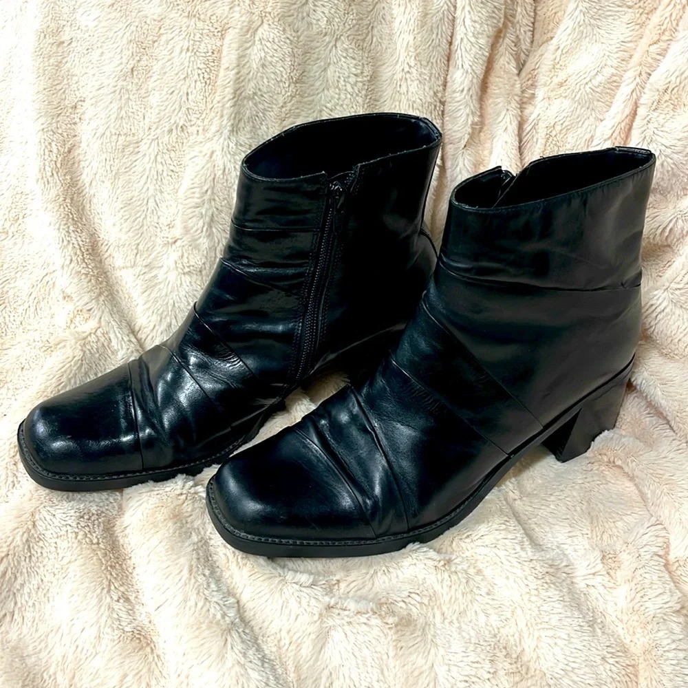 VINTAGE DIBA TRUE BLACK LEATHER DETAIL ANKLE BOOTS WITH A STACK HEEL SIZE 10M